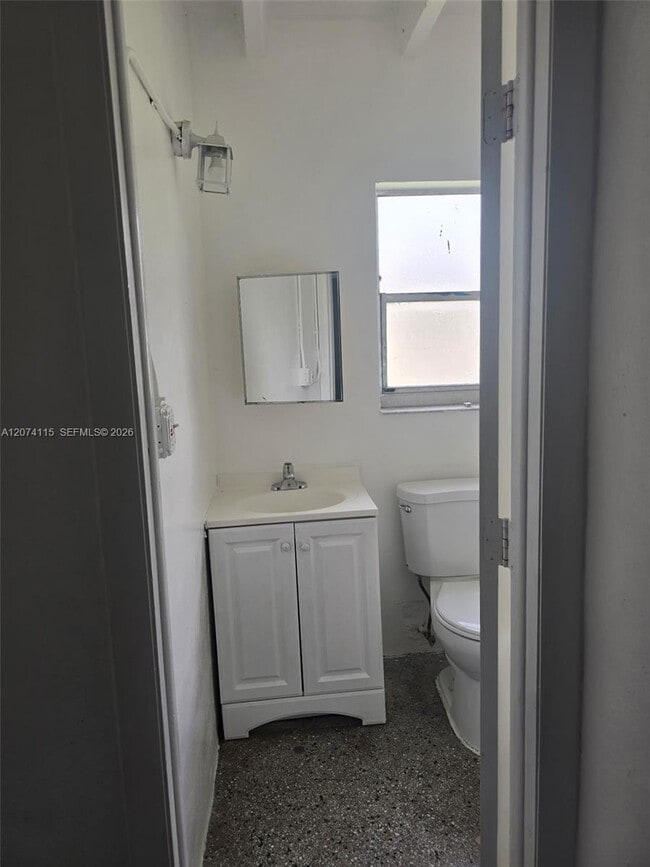 Photo - 250 SW 11th Ave Unidad 4