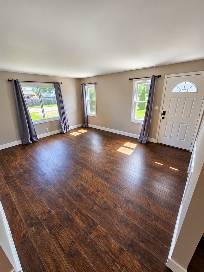 Photo - 3-Bedroom Shelby Twp Home on Spacious Lot with Large 2 Car Garage. Laminate Flooring on Main Floo...