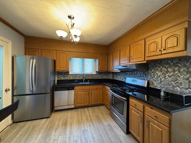 Building Photo - 722 Adams St Unit #3