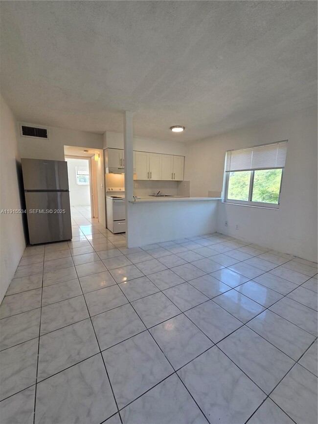 Building Photo - 1400 N 17th Ave Unit 16