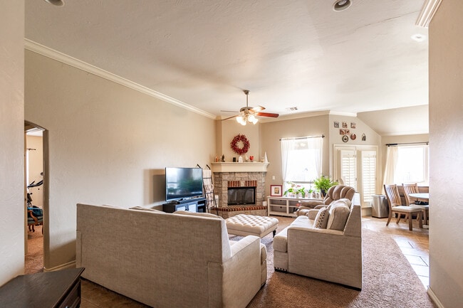 Sala de estar - 313 Kody Ct