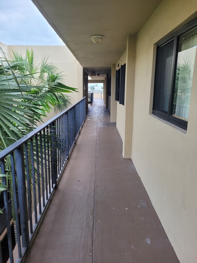 Building Photo - 8615 NW 8th St Unit 402 Rental