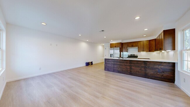 Photo - 538 E State St