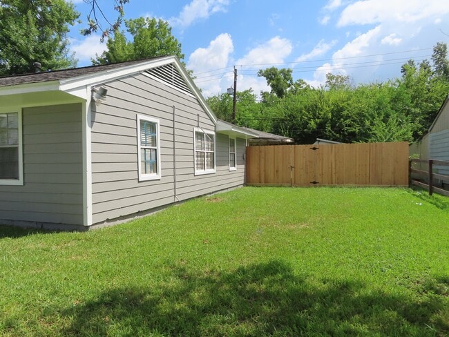 Photo - 705 Baca St