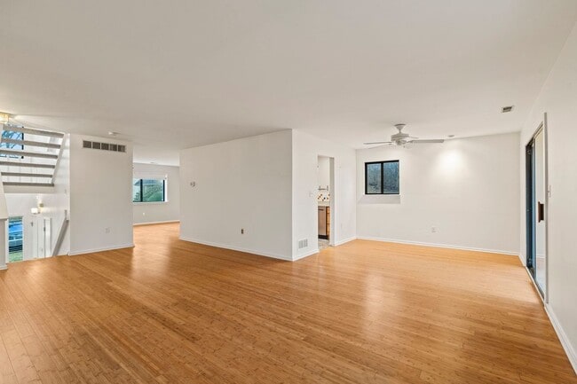 Photo - 431 Lynetree Dr