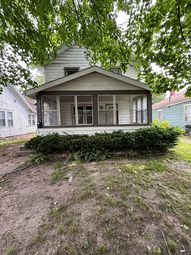 Building Photo - Large 4 Bedroom 1.5 Bathroom HOUSE SPECIAL