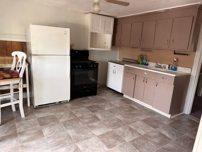 Kitchen Picture #1 - 133 S Main St