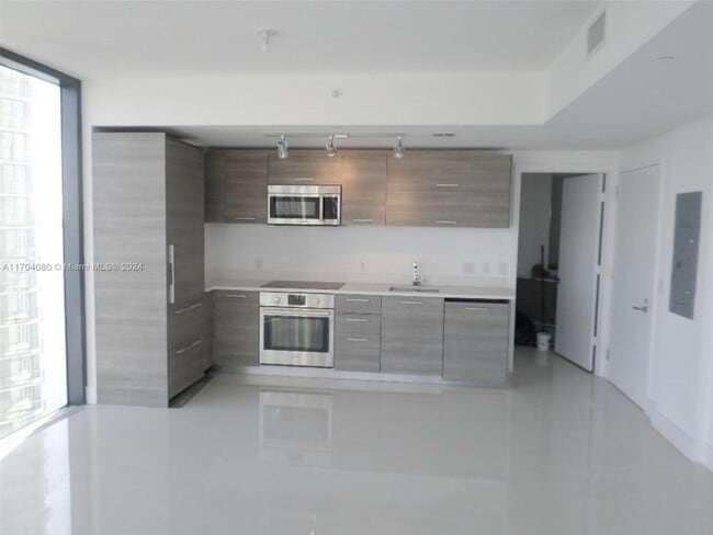 Photo - 650 NE 32nd St