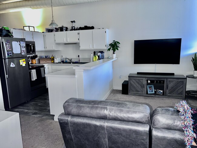 Building Photo - 1133 W 9th St Unit 105 Rental