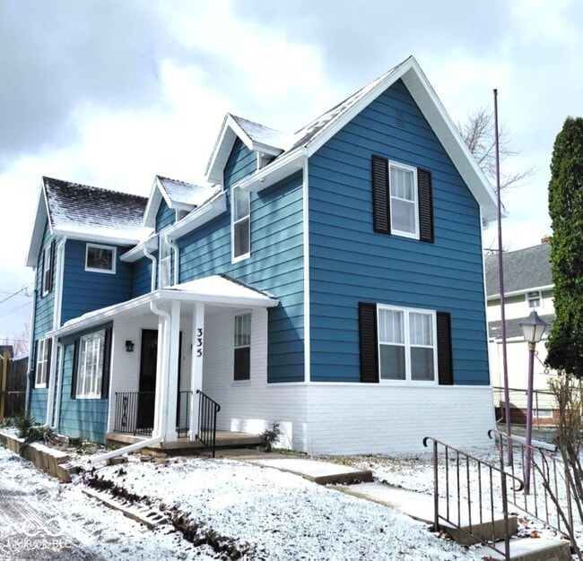 Building Photo - 335 W 4th St