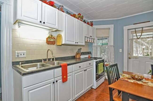 Photo - 25 Saunders St Unit F