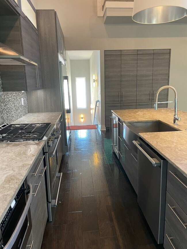 Photo - 1 N Desoto Pl