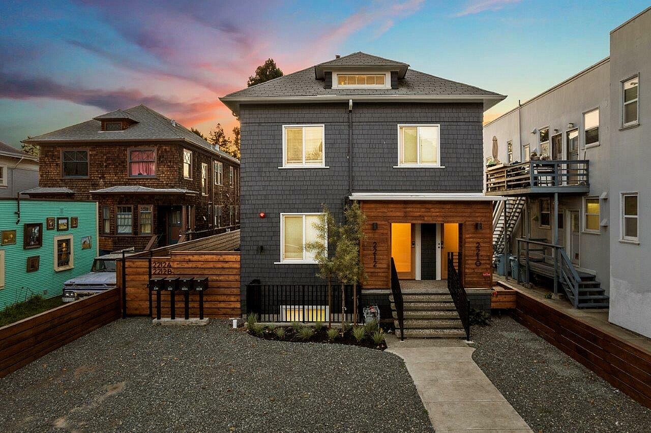 Exterior recientemente renovado con puerta de entrada segura. - 2210 MLK