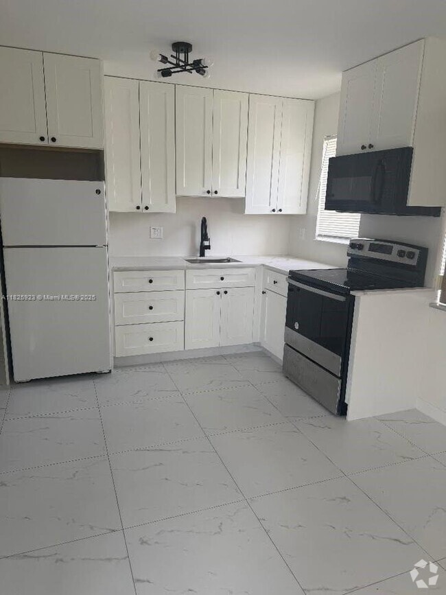 Building Photo - 722 NE 8th St Unit 6 Rental