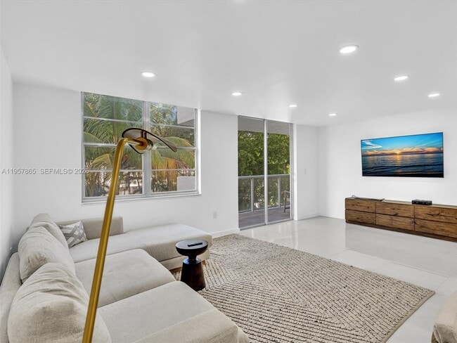 Photo - 10000 W Bay Harbor Dr Unidad 201