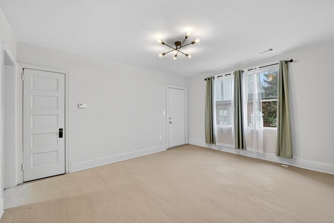 Building Photo - 1239 Penn St NE Unit 1239 Penn St NE  C