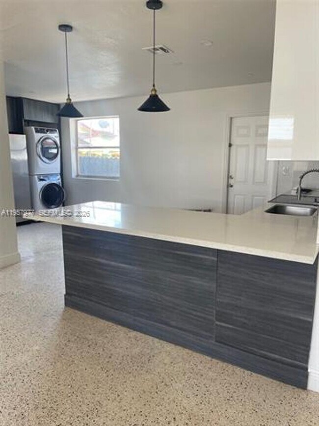 Photo - 4727 NW 4th St Unidad 4727 NW 4th St  4727