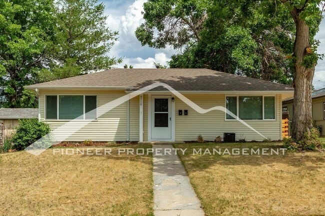 Building Photo - Cozy Home with Washer/Dryer and Fenced Yard