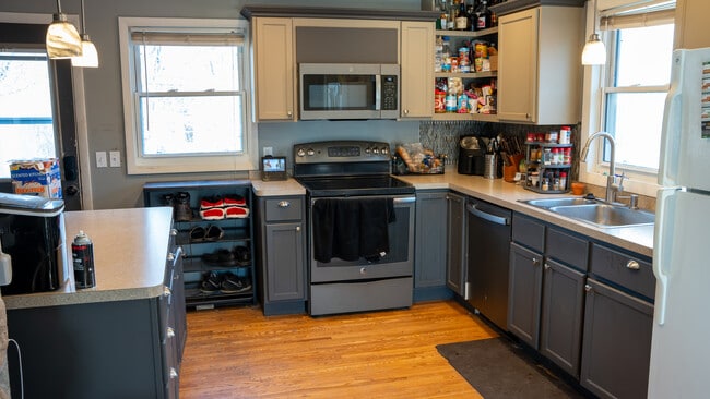 Cocina 2 - 5864 Quebec Ave N Unidad C- LL Bedroom 1 - Left