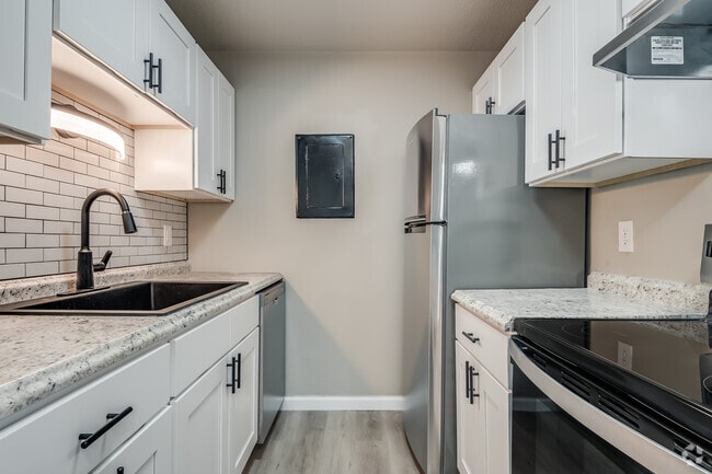 2BR, 1BA - 670SF - Kitchen