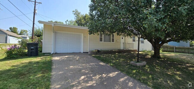 Building Photo - 3-4 bedroom ranch with attached garage, fe... Rental