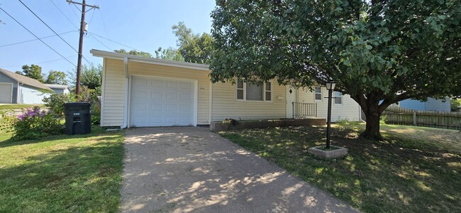 3-4 bedroom ranch with attached garage, fe... - 3-4 bedroom ranch with attached garage, fe... House