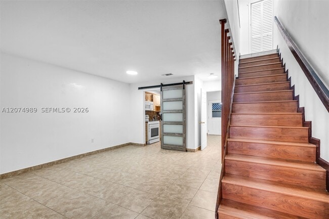 Photo - 627 W 68th St