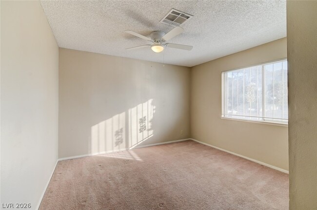 Photo - 824 Hedge Way