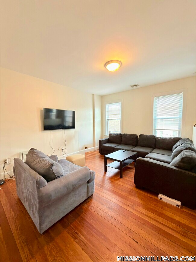 Building Photo - 18 Lawn St