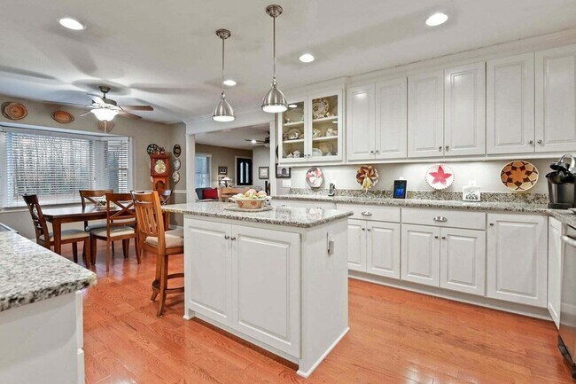 Photo - 302 Summerset Ln