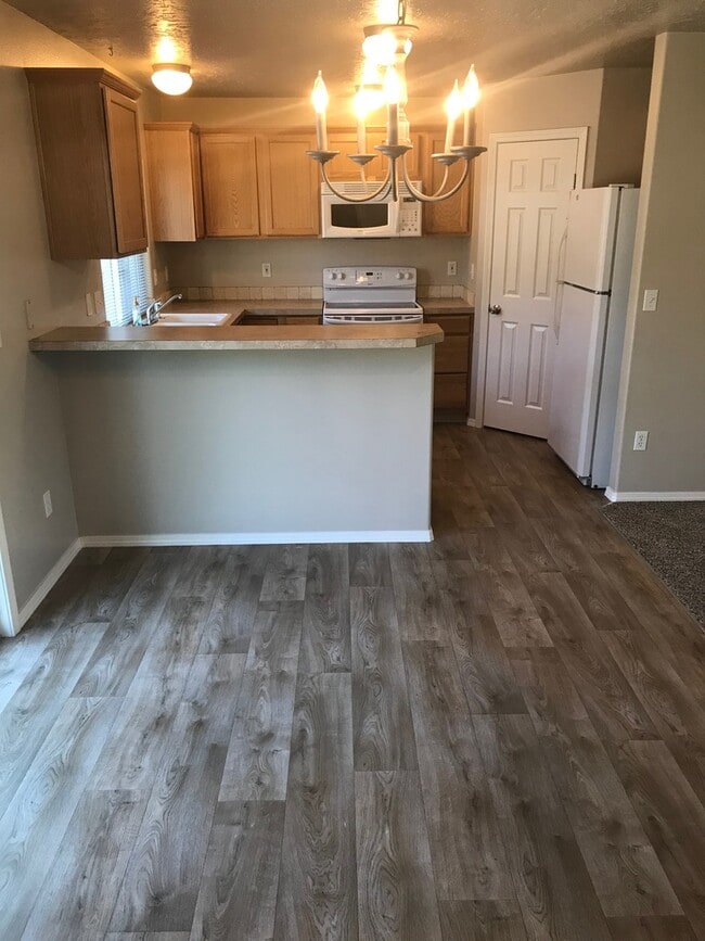Photo - Ready Now / 4 Bed PLUS Large BONUS ROOM and 2.5 BA great spacious home!