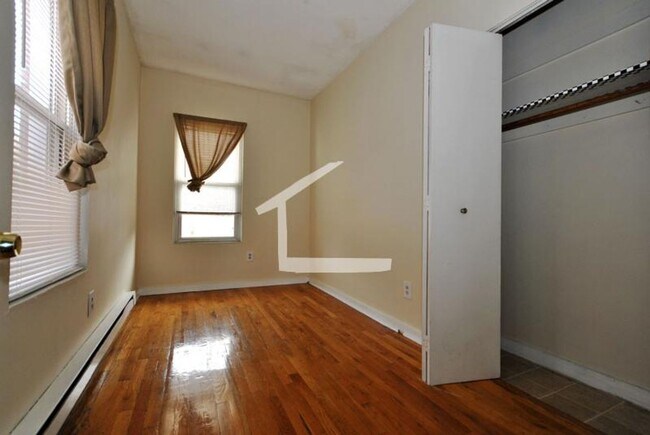 Photo - 2Br/1Bth, Great Locaton! Laundry in building
