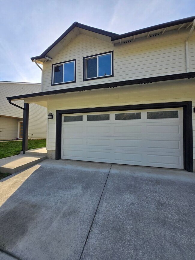 Photo - 3 Bedroom 2.5 Bathroom in Winlock