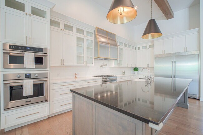 Photo - 12424 E Victoria St