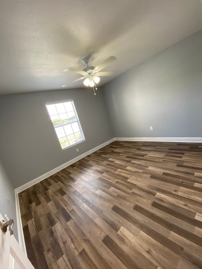 Photo - 1/1 in the Heart of Brandon with a lake view!