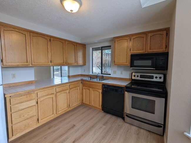 Photo - Charming 3x2 on Cul-de-sac with a double-car garage and fenced backyard near Hollinshead Park in ...
