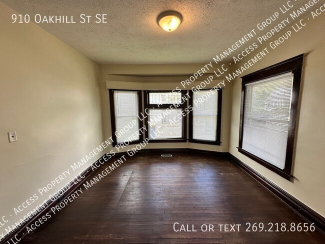 Photo - 910 Oakhill St SE