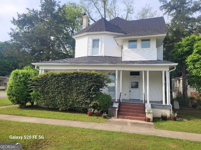 Photo - 210 E 8th St House
