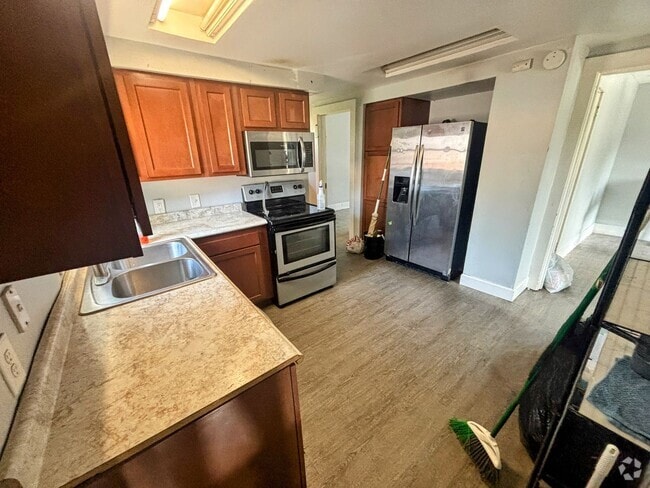 Building Photo - Upper 2 Bedroom Unit of Duplex Rental