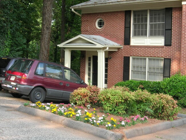 Building Photo - 139 E Hill St Unit Decatur Apt