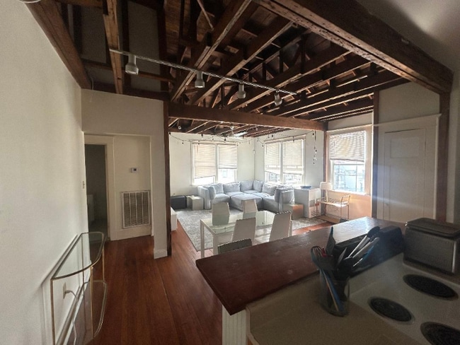 Photo - 939 Broadway St