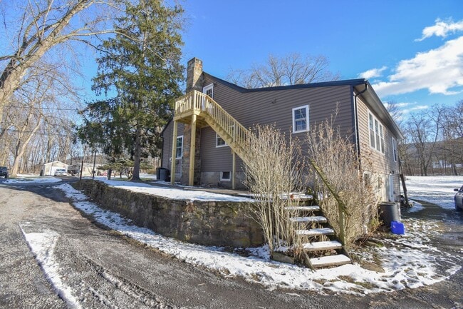 Photo - Studio Apartment in Mill Hall Close to Greenhouse!