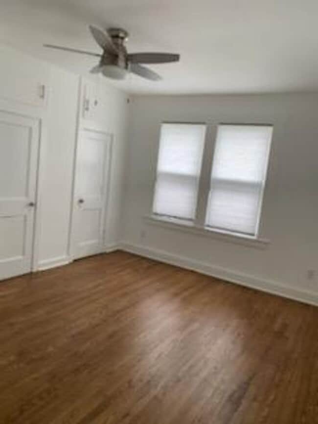 Photo - FOR LEASE!! Great location!