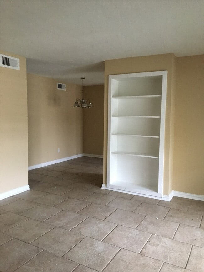 Building Photo - 5625 Antoine Dr Unit 102
