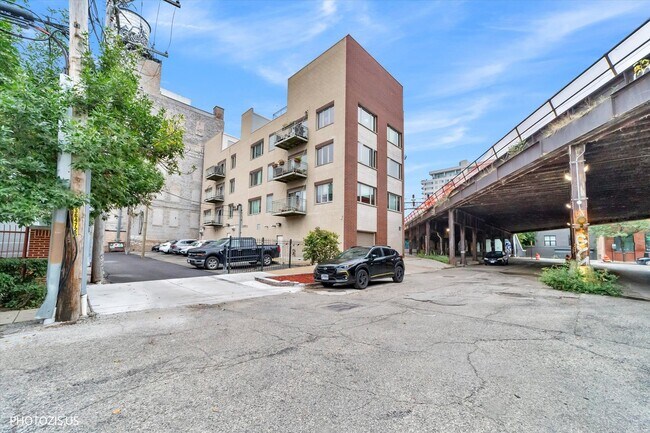 Photo - 912 W Chicago Ave
