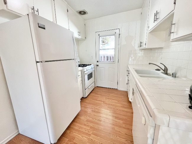 Photo - 1830 N La Brea Ave Unidad 3