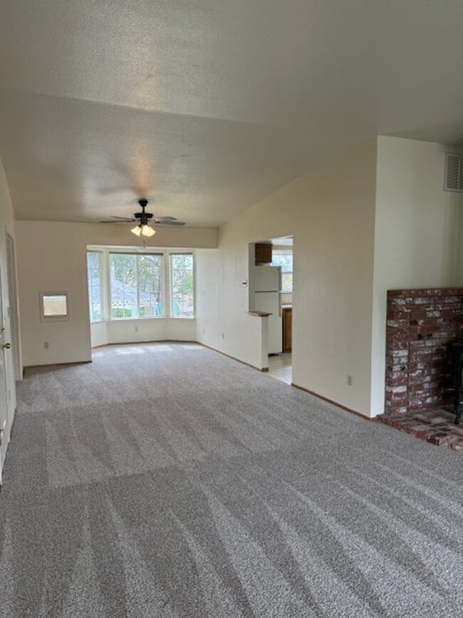Photo - 3 Bedroom In Shasta View Neighborhood with Bonus room, sun room, gazebo and putting green!