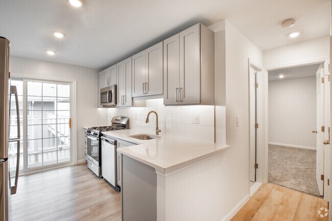 1 BR, 1 BA - 813 SQFT