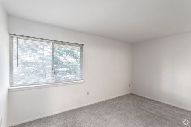 3 BR, 2 BA - 1,090 SF - Carrollon Manor Apartments