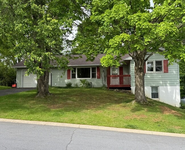 Building Photo - Charming 3 Bedroom in Overlook Heights